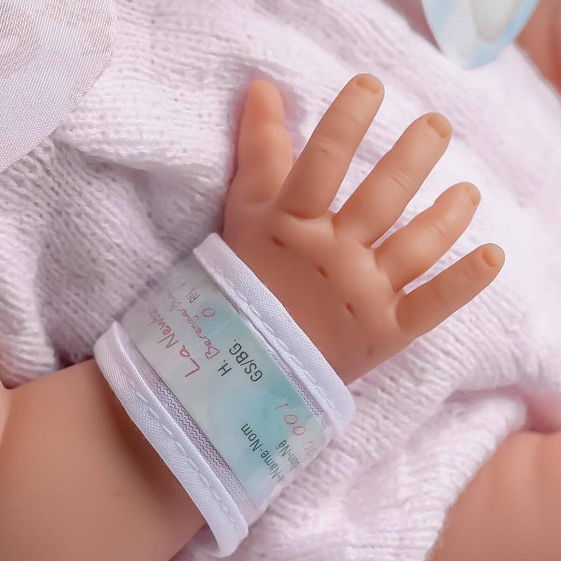 Muñeca La Newborn recién nacida de 38 cm es de vinilo suave, con ropa de punto - 8