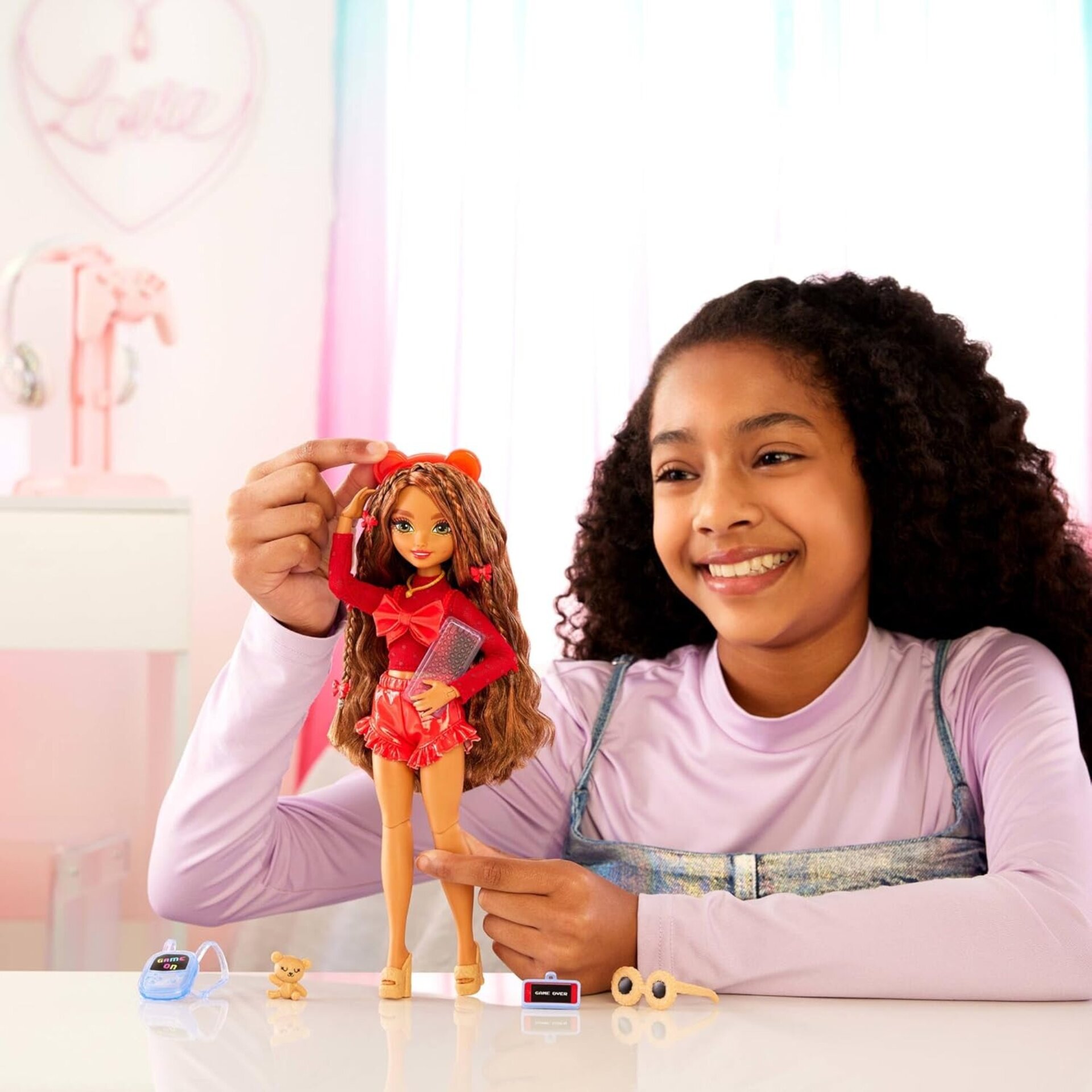 Barbie Dream Besties Teresa, Muñeca con pelo moreno ondulado, blusa con lazo y s - 3