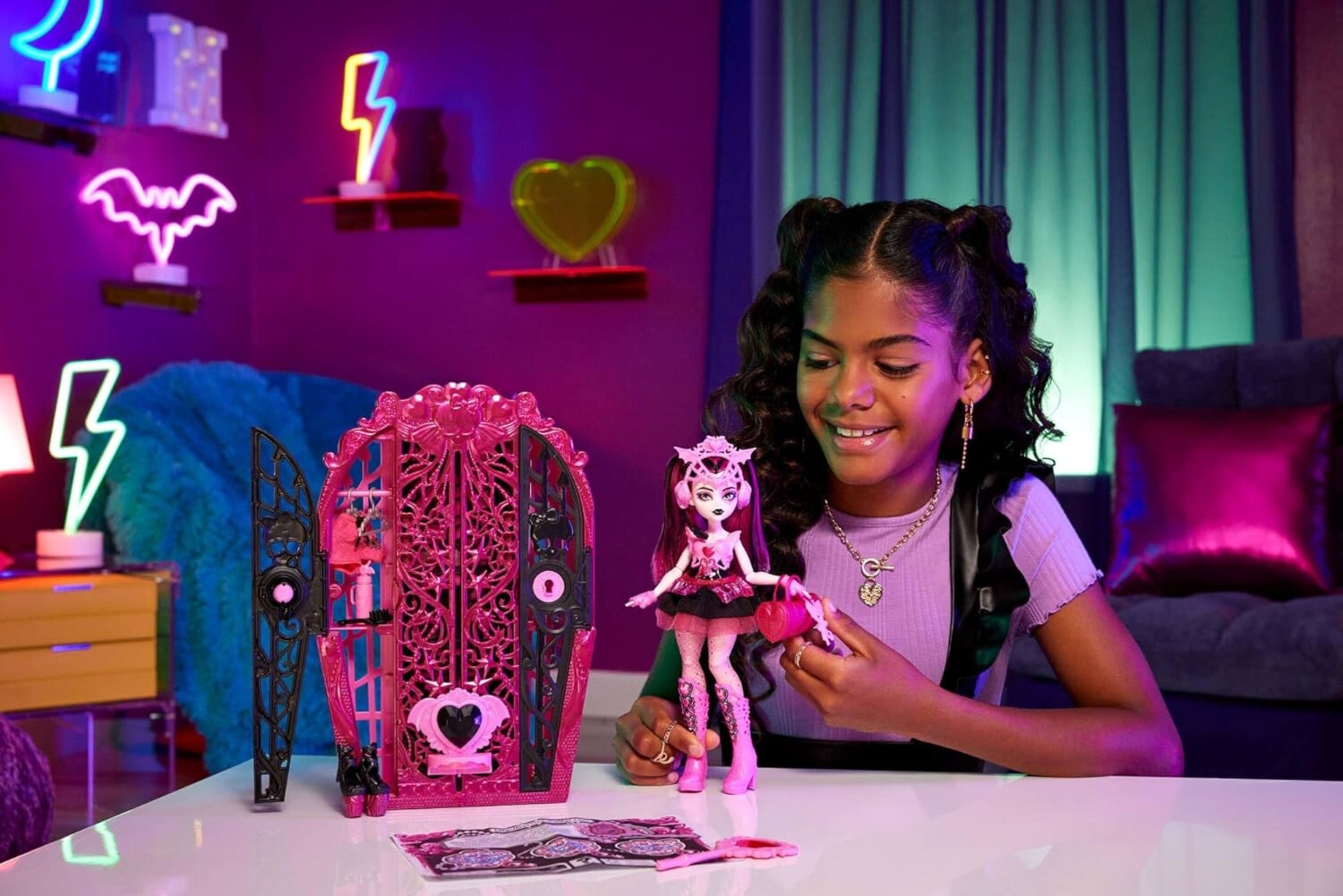 Monster High Skulltimate Secrets Monster Mysteries Draculaura Muñeca con armario - 4